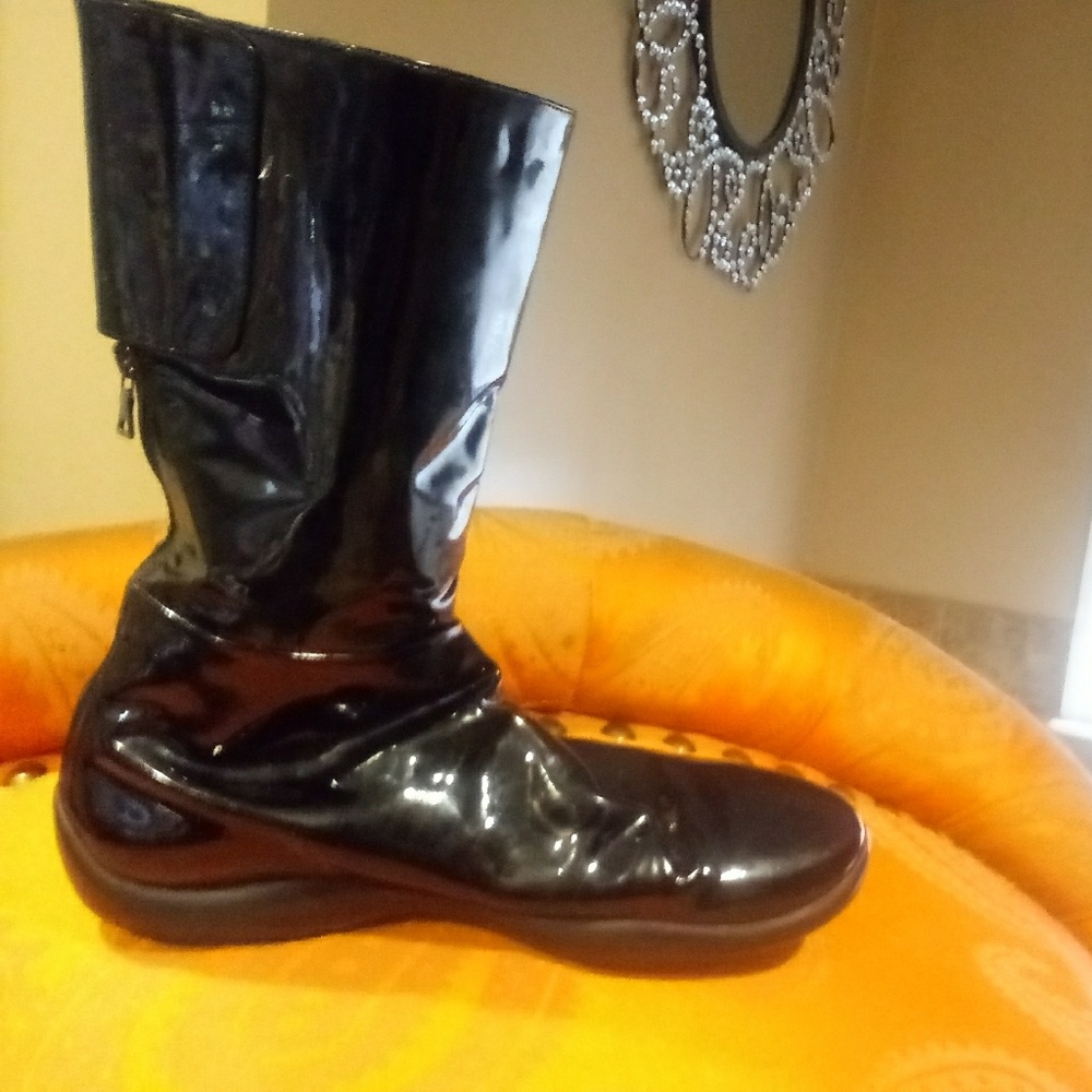 Boot - Picture 2 of 4